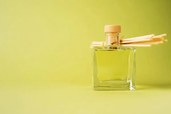 Diffuseur Parfum Roseau Arôme Avec Bâtons Rotin Sur Fond Vert — Photo