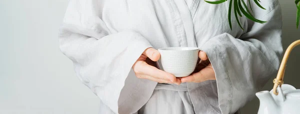 Жінка Тримає Руках Чашку Чаю Світлому Фоні — стокове фото