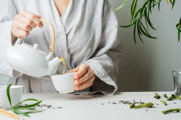 Női Kezek Szakadó Tea Teáskanna Teáscsésze Szelektív Összpontosít Sör Tea — Stock Fotó