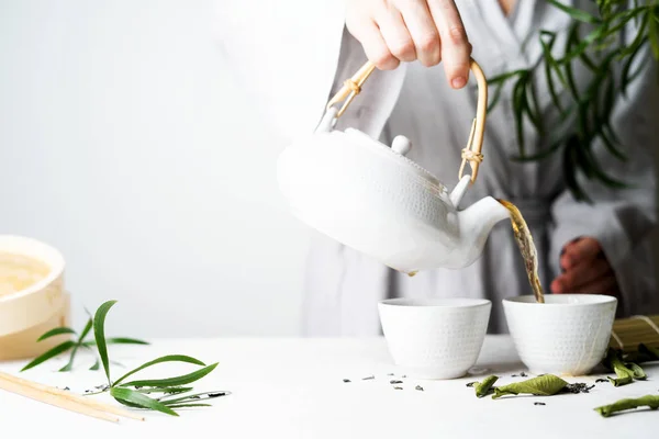 Vrouw Handen Van Gieten Thee Uit Theepot Theekopje Selectieve Aandacht — Stockfoto