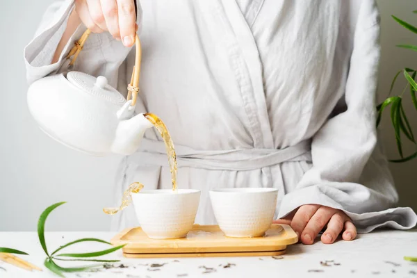 Erkek Dökme Çay Çaydanlık Çay Fincanı Seçici Odak Için Eller — Stok fotoğraf