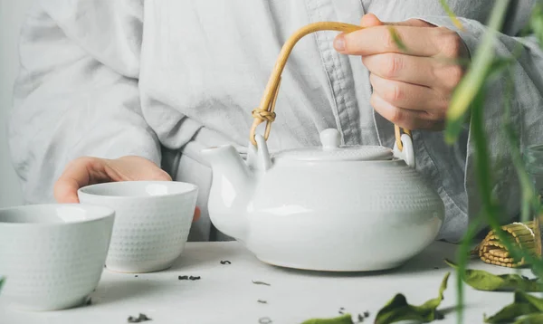 Жіночі Руки Тримають Чай Під Час Чайної Церемонії — стокове фото
