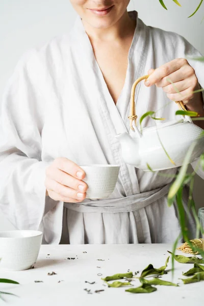 茶道の茶碗に急須からお茶を注ぐ女性 — ストック写真