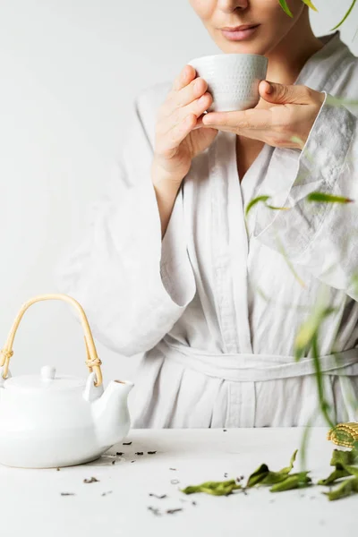 ライトグレーの背景に茶碗を保持している表示を閉じる若い女性 — ストック写真