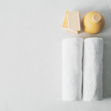 Seramik yağdanlık, hafif beton zemin üzerine beyaz havlu ile el yapımı organik sabun