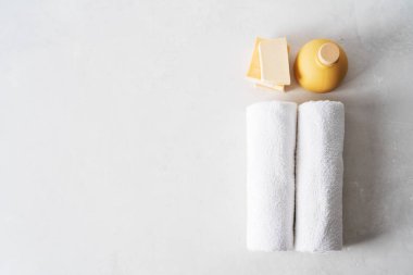 Seramik yağdanlık, hafif beton zemin üzerine beyaz havlu ile el yapımı organik sabun