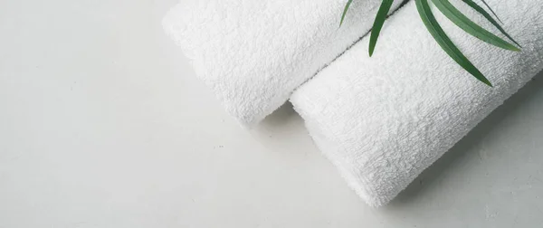Schließen Sie Die Ansicht Von Zwei Weißen Handtüchern Rollen Auf — Stockfoto