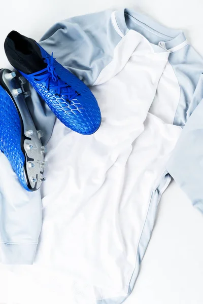 サッカー サッカー シューズのペアの表示を閉じるクリート靴が白 シャツで統一 — ストック写真