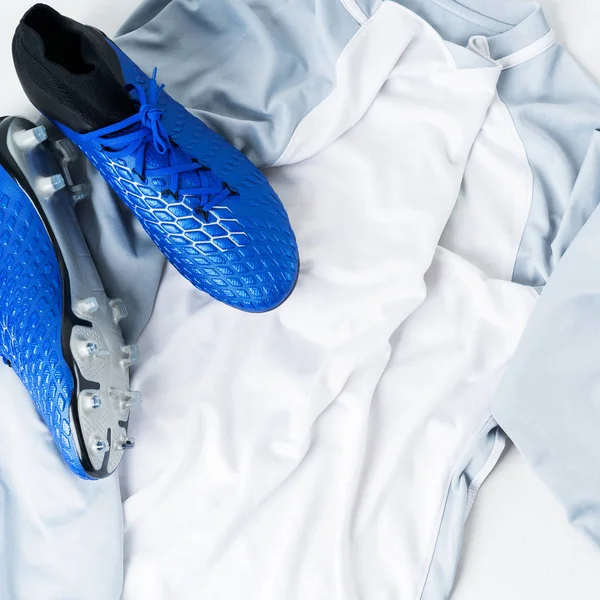 サッカー サッカー シューズのペアの表示を閉じるクリート靴が白 シャツで統一 — ストック写真