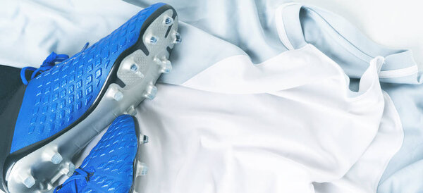 Близкий вид пары футбольных ботинок бутсы обувь на белой форме футболки
