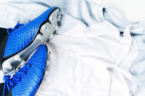 Близкий вид пары футбольных ботинок бутсы обувь на белой форме футболки
