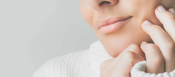 Sluiten Portret Van Jonge Vrouw Witte Gebreide Wollen Trui — Stockfoto