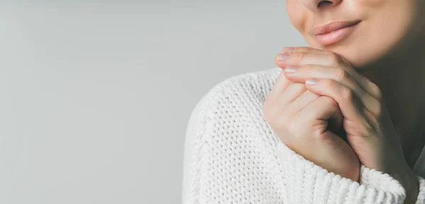 Abgeschnittene Aufnahme Einer Frau Weißem Strickpullover Mit Fingern Gesichtsnähe Emotionales — Stockfoto