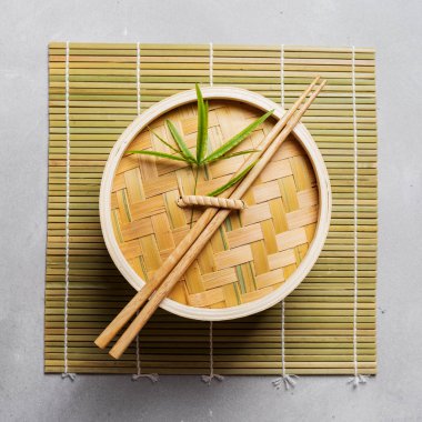 Geleneksel Çin bambusu vapur buğulama köfte Dim toplamları chopsticks kopya alanı ile hafif yüzeyi ile için. Üstten görünüm Asya gıda arka plan.