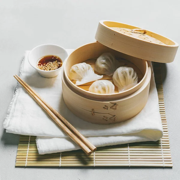 Traditionele Chinese Gestoomde Dumplings Dim Bedragen Har Gow Bamboe Stomer — Stockfoto