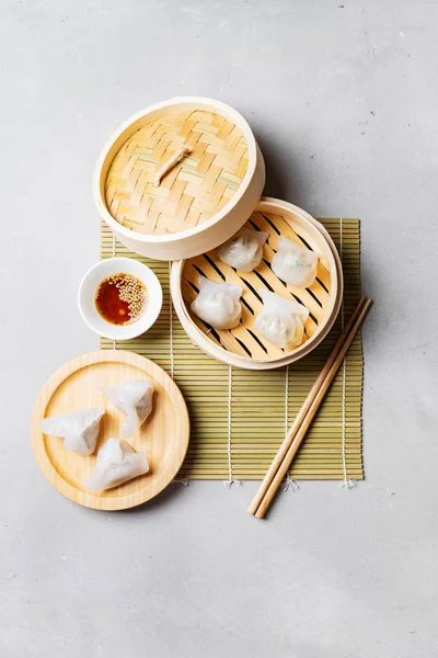 Traditionele Chinese Gestoomde Dumplings Dim Bedragen Bamboe Stomer Met Saus — Stockfoto