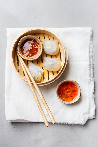 Traditionele Chinese Gestoomde Dumplings Dim Bedragen Har Gow Bamboe Stomer — Stockfoto