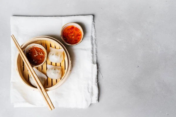 Traditionele Chinese Gestoomde Dumplings Dim Bedragen Har Gow Bamboe Stomer — Stockfoto