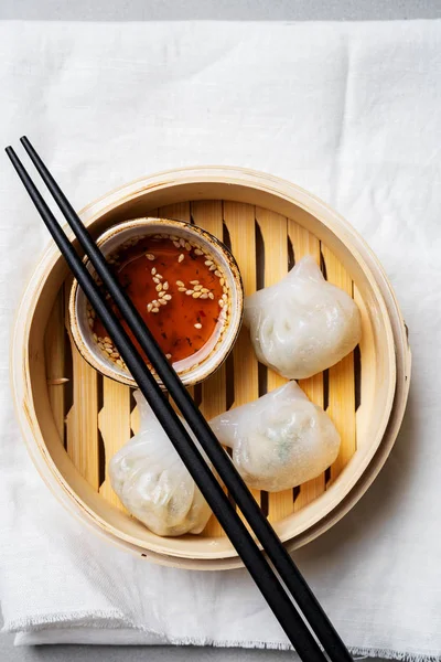 Traditionele Chinese Gestoomde Dumplings Dim Bedragen Har Gow Bamboe Stomer — Stockfoto