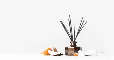 Aroma reed difüzör şişe eve koku rattan sopa ve beyaz arka plan üzerinde taze Hindistan cevizi adet ile 