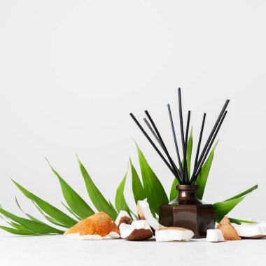 Aroma reed difüzör şişe eve koku rattan sopa ve beyaz arka plan üzerinde taze Hindistan cevizi adet ile 