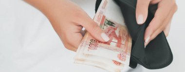 M-cüzdana ruble yığını tutan kadın görünümü Kapat 