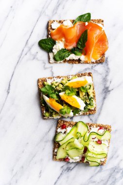 protein tost lezzetli soslar somon balığı, yumurta ve salatalık mermer yüzeyi ile