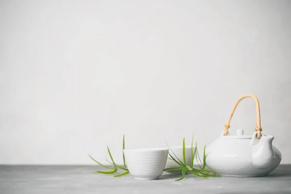 Zöld Tea Csészék Bambusz Teáskanna Beállítása Ázsiai Elhagyja Szürke Háttér — Stock Fotó
