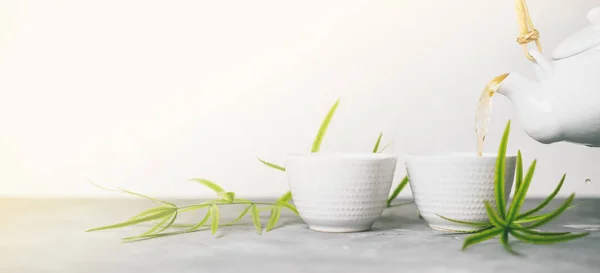 Női Kéz Öntés Zöld Tea Egy Teáskannát Fehér Háttér Másol — Stock Fotó