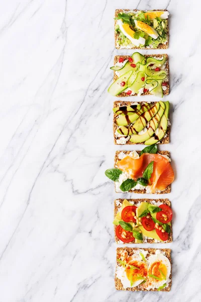 Tostadas Proteínas Con Delicioso Aguacate Salmón Huevos Verduras Tomates Hierbas — Foto de Stock