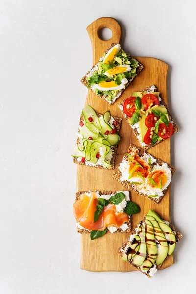 Vista Superior Las Tostadas Proteínas Con Salmón Ahumado Espinacas Pepino — Foto de Stock