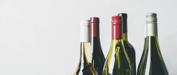 Tops Diferentes Botellas Nuevas Champán Blanco Vino Tinto Sobre Fondo — Foto de Stock
