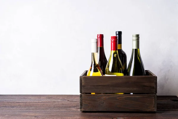 Set Diferentes Tipos Botellas Champán Blanco Vino Tinto Caja Madera — Foto de Stock