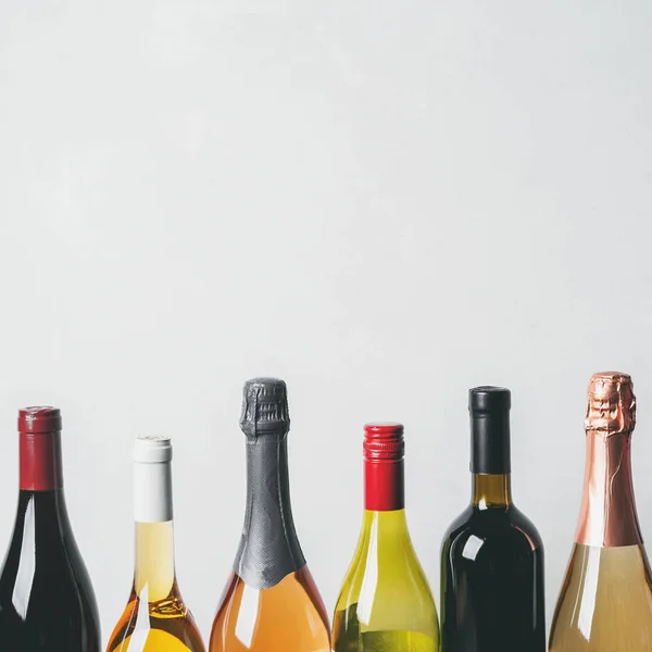 Tops Diferentes Tipos Nuevas Botellas Champán Blanco Vino Tinto Sobre — Foto de Stock