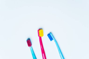 Parlak renk renkli diş fırçaları kıllar hafif pastel mavi zemin üzerine