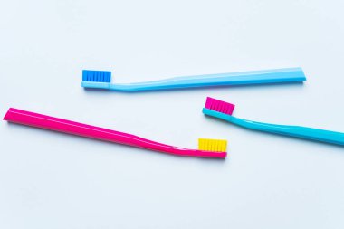 Parlak renk renkli diş fırçaları kıllar hafif pastel mavi zemin üzerine