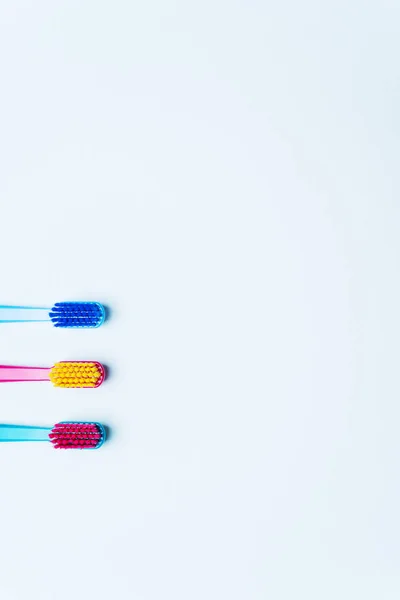 Kleurrijke Tandenborstels Met Felle Kleur Borstelharen Lichte Pastel Blauwe Achtergrond — Stockfoto