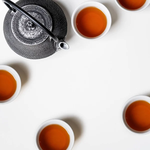 Orientalne Azjatycka Zestaw Herbaty Białych Filiżanek Herbaty Żeliwny Czajnik Białym — Zdjęcie stockowe