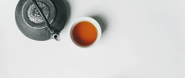 Asiatischer Tee Set Mit Weißer Tasse Tee Und Gusseiserner Teekanne — Stockfoto