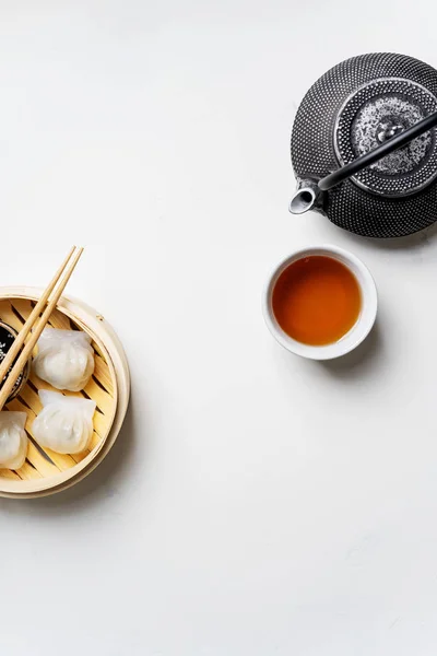 Traditionele Chinese Gestoomde Dumplings Dim Bedragen Bamboe Deckchair Sauzen Eetstokjes — Stockfoto