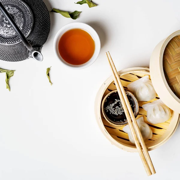 Traditionele Chinese Gestoomde Dumplings Dim Bedragen Bamboe Deckchair Sauzen Eetstokjes — Stockfoto