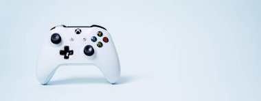 Gamepad denetleyicisinin joystick kopya alanı pastel mavi zemin üzerine
