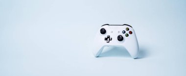 Gamepad denetleyicisinin joystick kopya alanı pastel mavi zemin üzerine