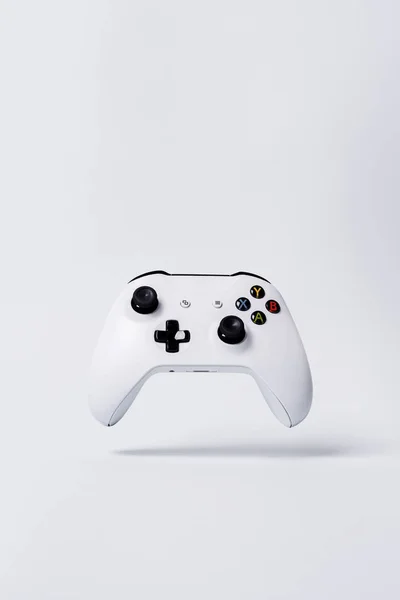 白い背景の上のコント ローラー ジョイスティックで創造的な最小限のゲーム コンセプト — ストック写真