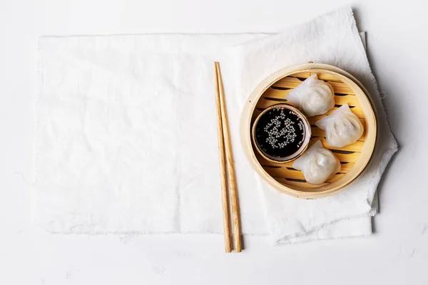 Traditionele Chinese Gestoomde Dumplings Dim Bedragen Bamboe Stomer Met Sauzen — Stockfoto