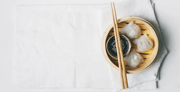 Dumplings Vapor Chinos Tradicionales Sumas Tenues Vapor Bambú Con Salsas — Foto de Stock