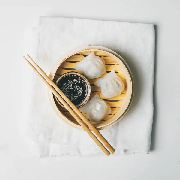 Traditionele Chinese Gestoomde Dumplings Dim Bedragen Bamboe Stomer Met Sauzen — Stockfoto