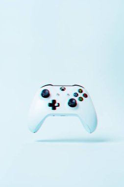 Xbox Gamepad denetleyicisinin joystick kopya alanı pastel mavi zemin üzerine