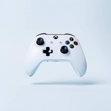 Xbox Gamepad denetleyicisinin joystick kopya alanı pastel mavi zemin üzerine
