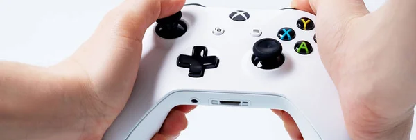 Близький Вид Чоловічої Руки Проведення Джойстик Контролера Xbox Геймпад Синьому — стокове фото